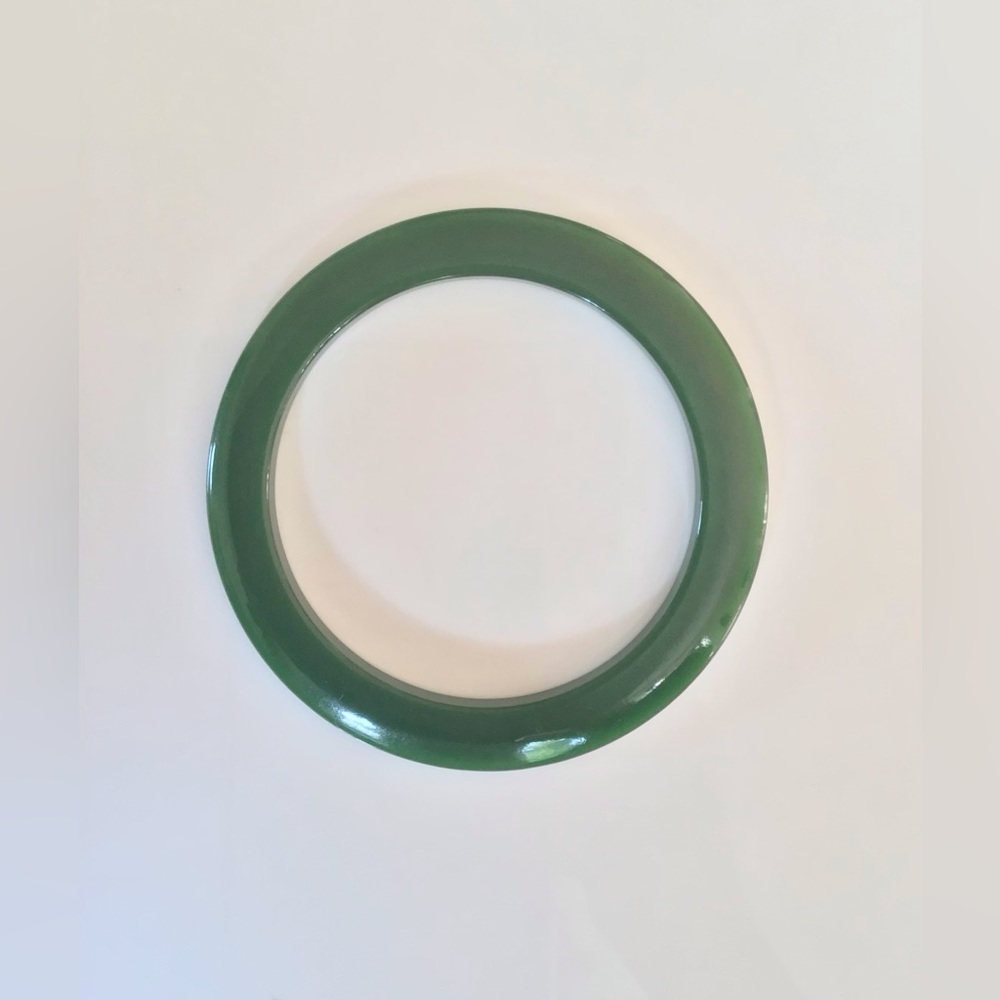 Vintage 40s 50s spinach green Bakelite bangle bracelet